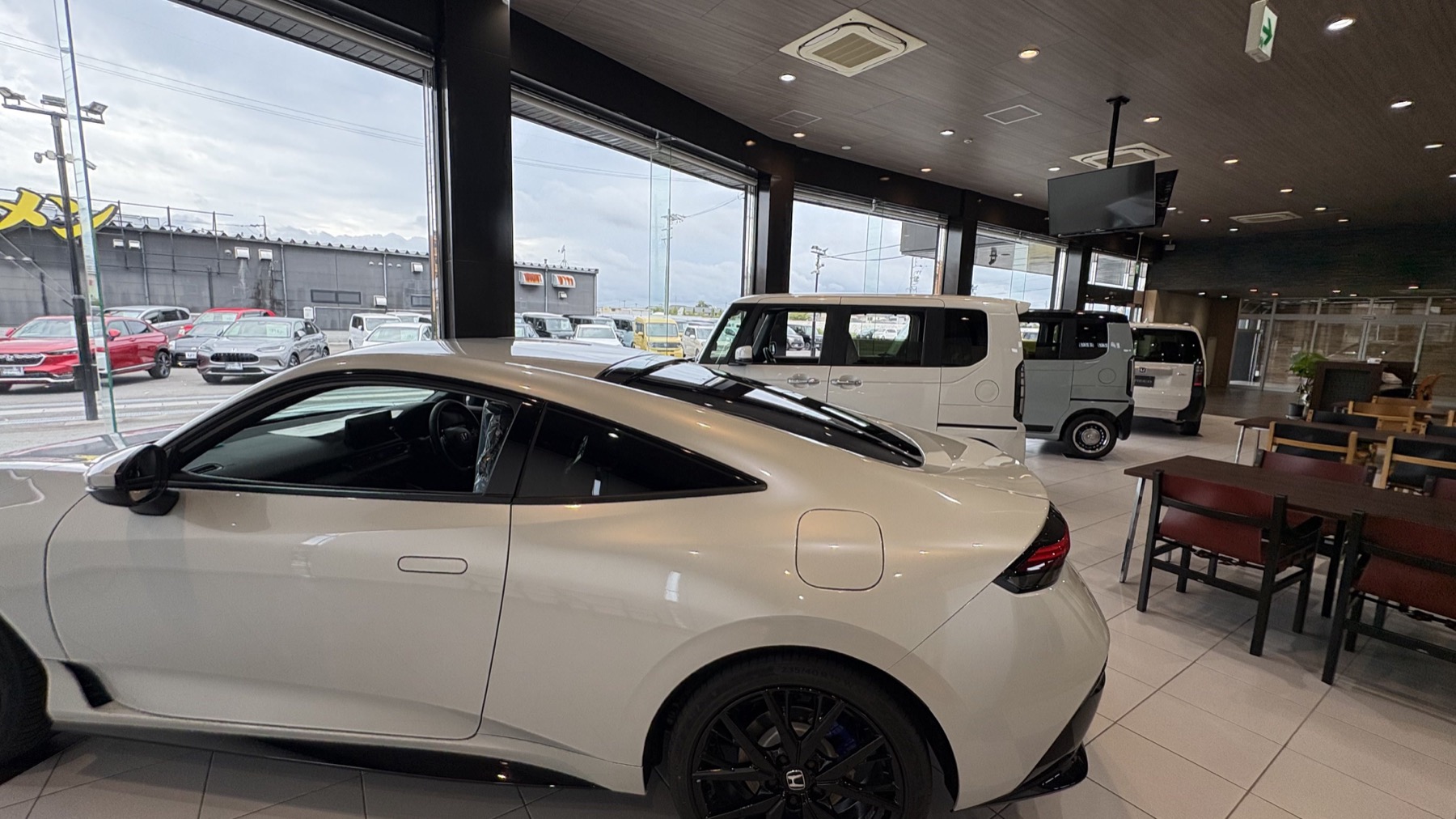 新店舗の車両展示スペース