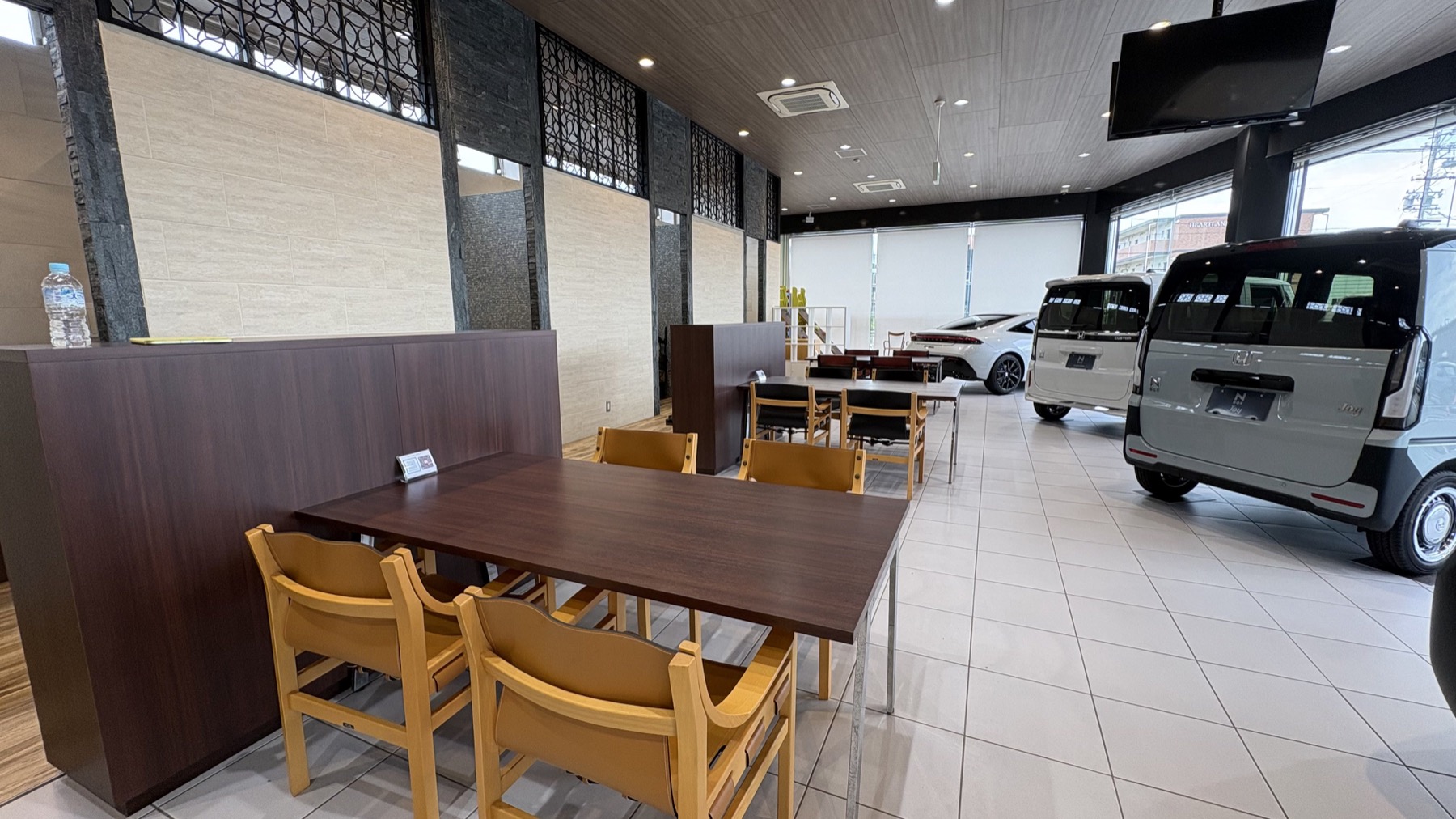 新店舗の落ち着いた商談スペース