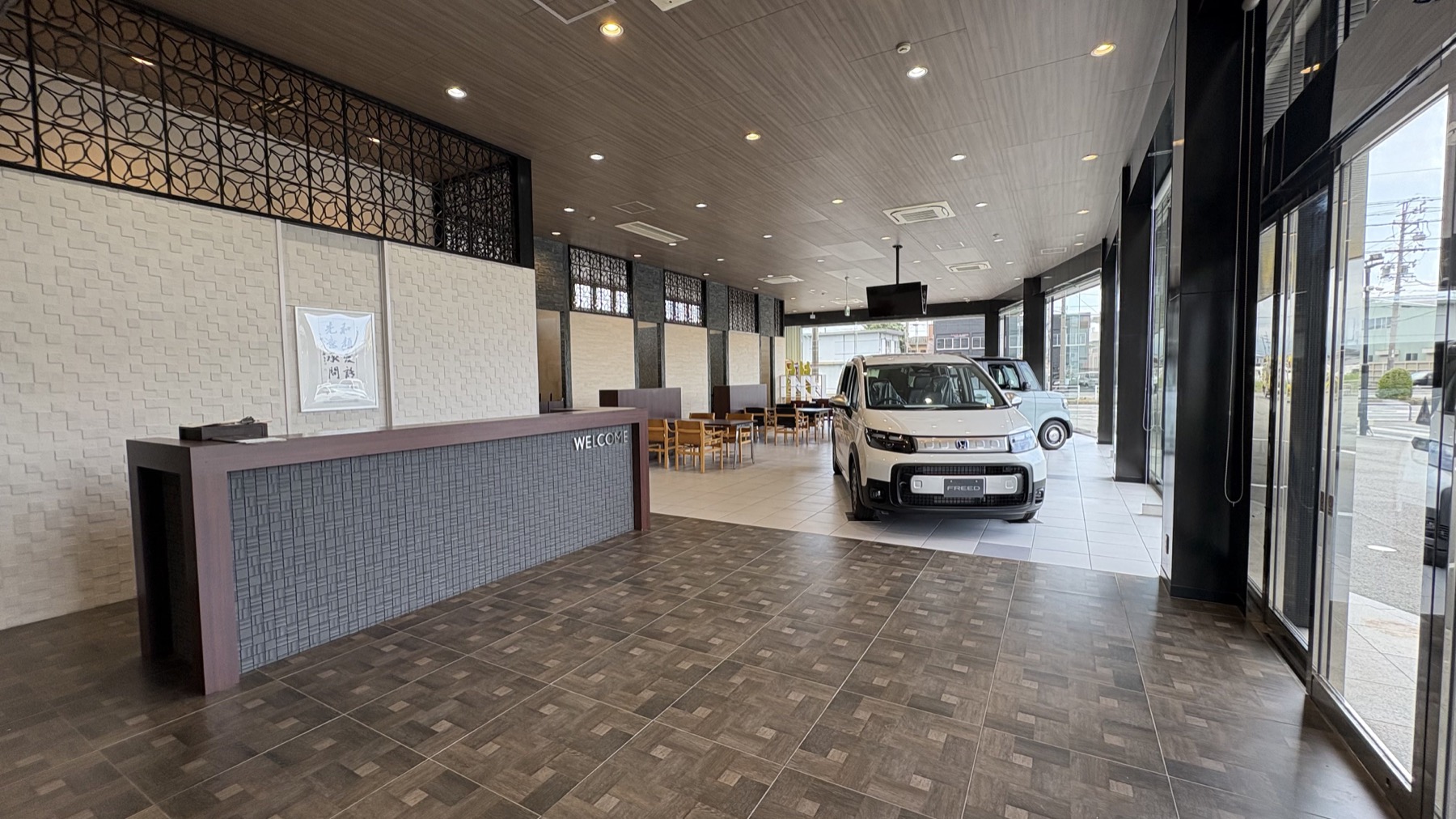 新店舗の受付と明るいショールーム